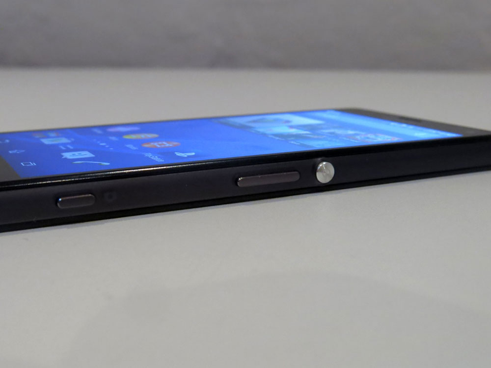 SonyXperiaZ3Compact-RightEdge