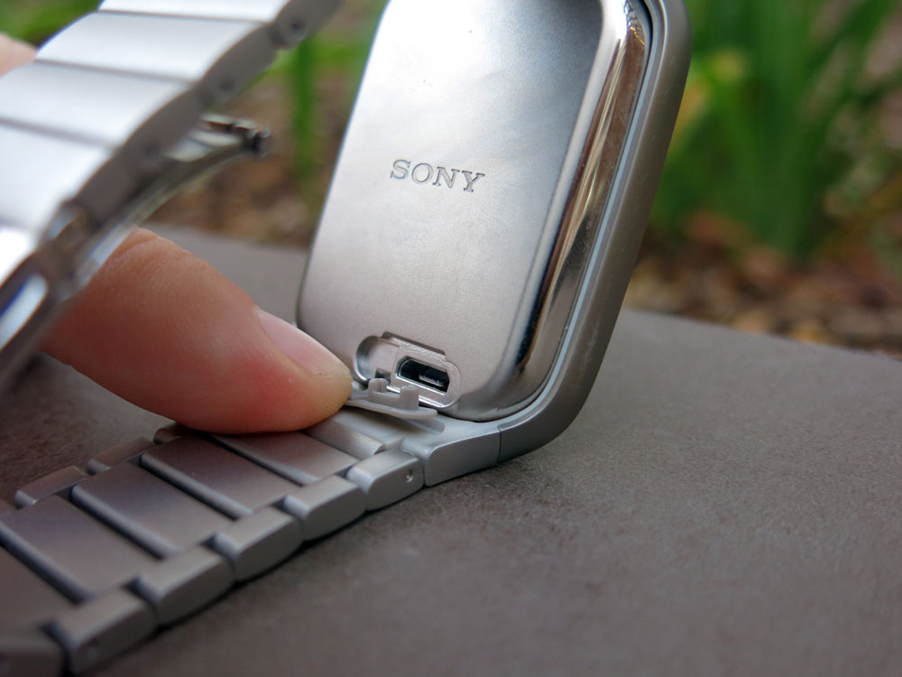 Sony-Smartwatch3-ChargingPort